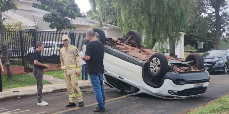 Colisão seguido de capotamento na Vila Yolanda