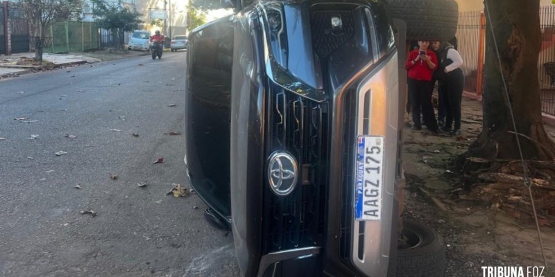Caminhonete Toyota tomba após colisão em Ciudad Del Este
