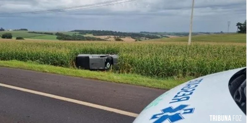 Capotamento deixa três feridos e interdita BR-277 em Céu Azul