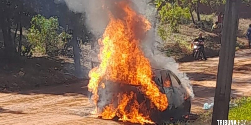 Carro é consumido pelo fogo na cidade de Hernadárias