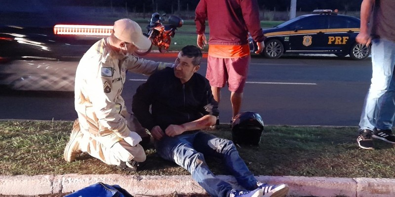 Siate socorre motociclista após queda na Av. das Cataratas
