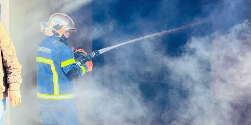 Incêndio atinge residência no Jardim Itália neste sábado