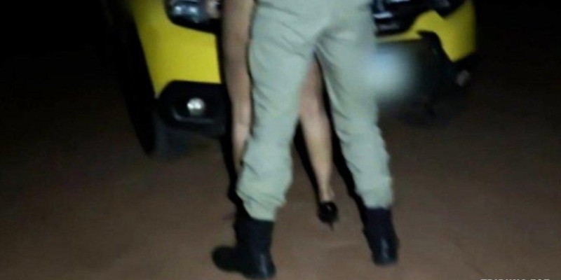 Vídeo mostra PM em ato sexual no capô da viatura