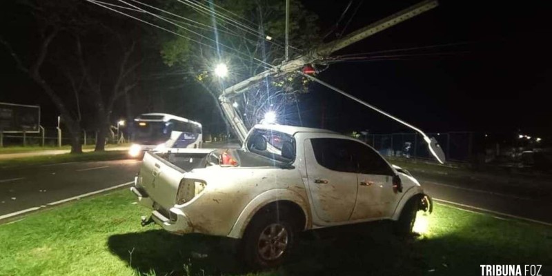 Caminhonete colide com poste durante a madrugada na Vila A