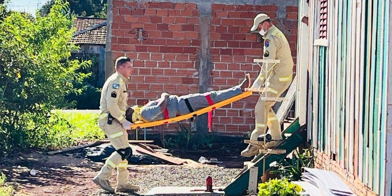 Siate socorre homem que caiu do telhado no Jardim Congonhas