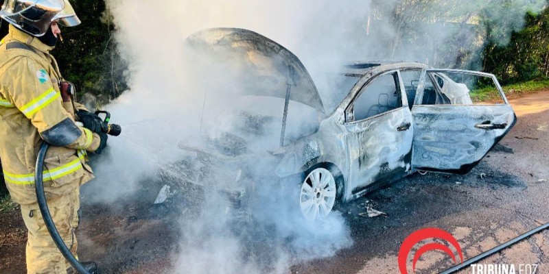 Veículo é destruído após incêndio na Av. Fiorino Brol 