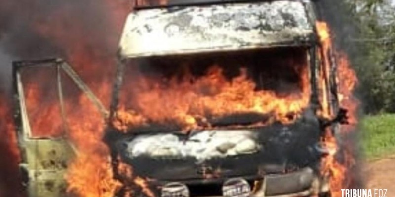 Incêndio consome veículo em Minga Guazú no Paraguai