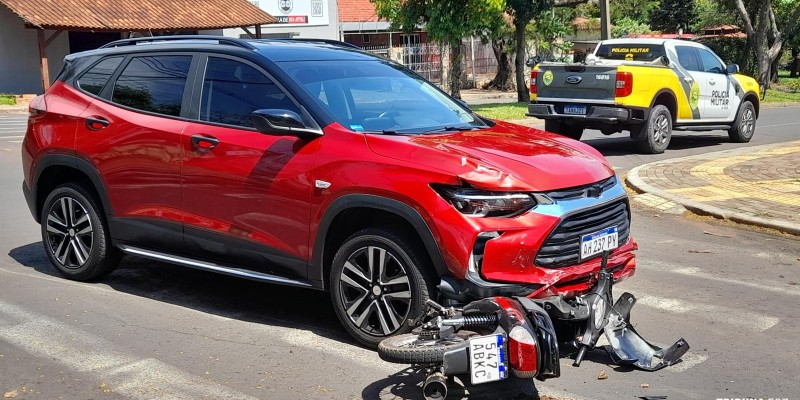 Motociclista fica ferida após colisão na Av. Iguaçu