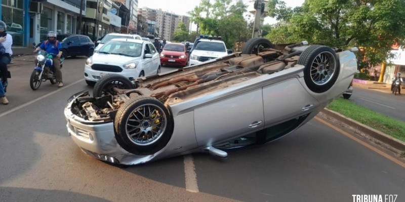 Veiculo capota após acidente de trânsito em Ciudad Del Este