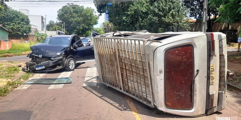Veiculo tomba após colisão na Rua Edmundo de Barros 