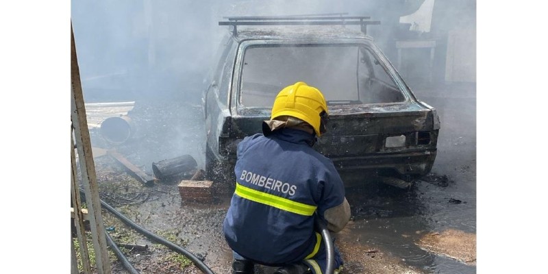 Bombeiros interveem após incêndio veicular na Vila Adriana I