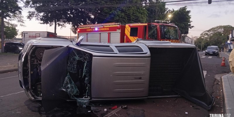 Caminhote capota após colisão no centro de Foz do Iguaçu