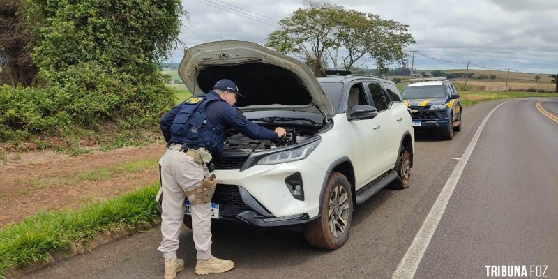 PRF apreende carro de luxo furtado na BR-277 em Céu Azul