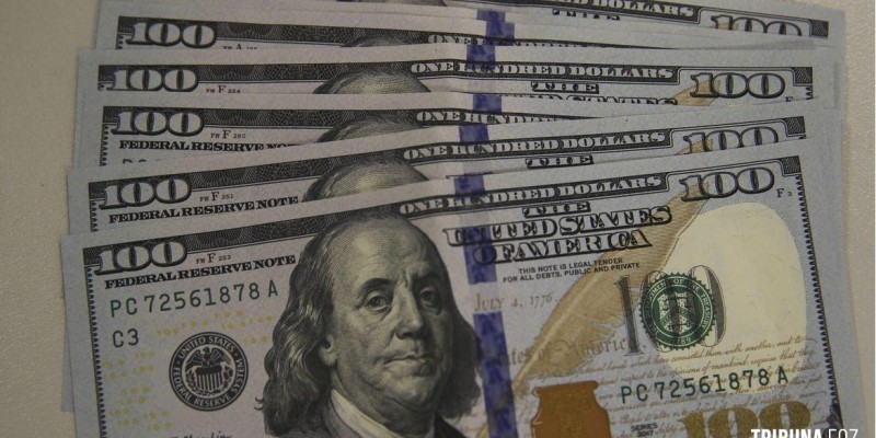 Após sete altas seguidas, dólar cai 0,95% e fecha em R$ 5,53
