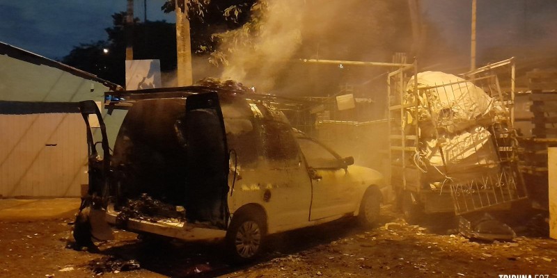 Carro carregado com reciclados pega fogo no Porto Meira