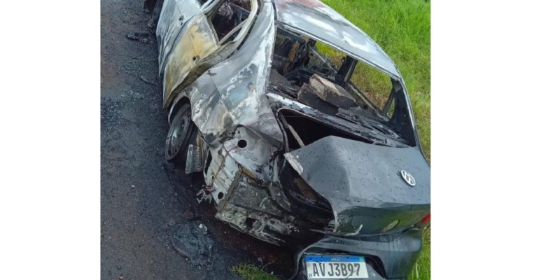 Carro usado no homicídio é queimado nas proximidades do crime