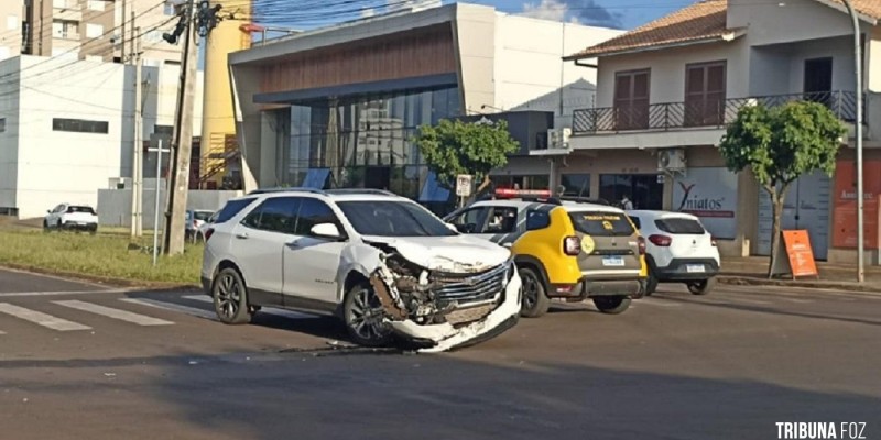 Carro bate em caminhão do Corpo de Bombeiros em Medianeira