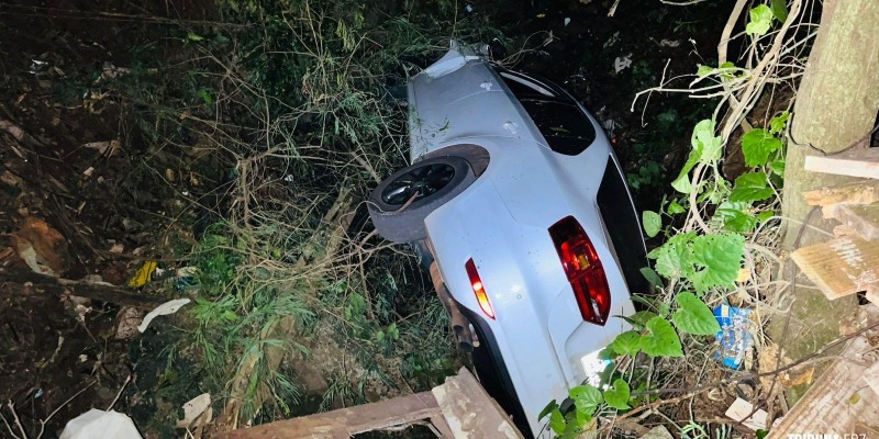 Carro desce ladeira e cai em ribanceira no Jardim Califórnia