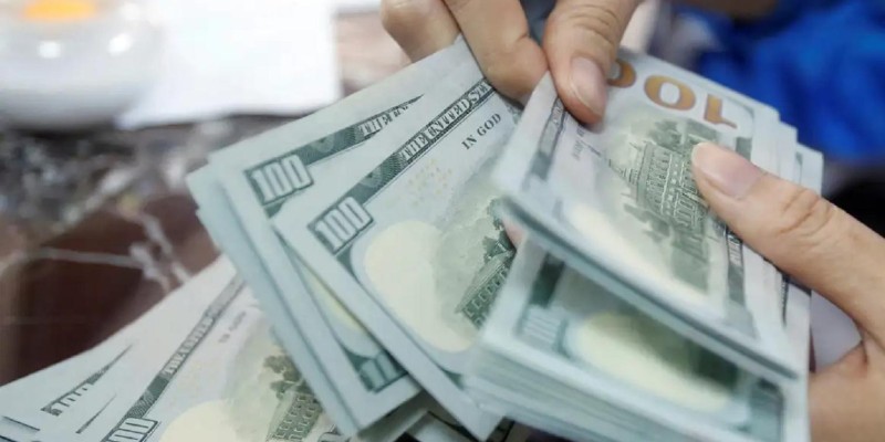 Dólar cai 1,6% e fecha em R$ 5,23 com alívio externo