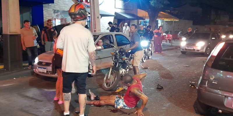 Motociclista colide de frente com um veículo na Rua Golfinhos