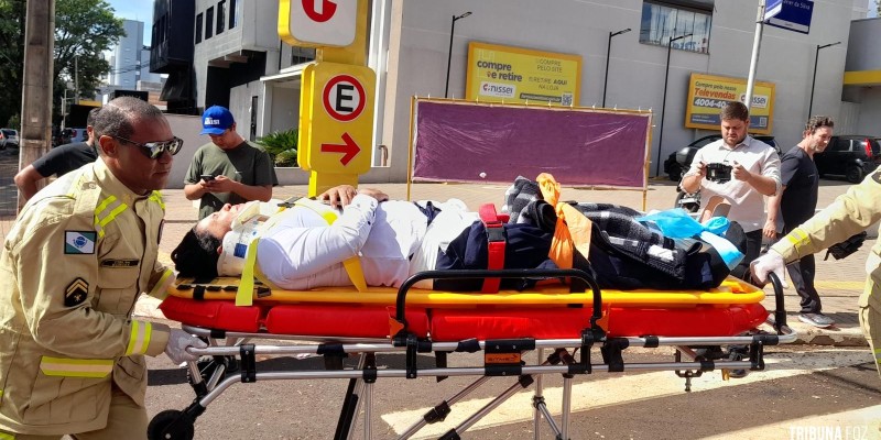 Motociclista é socorrida pelo Siate após colisão na Av. Paraná