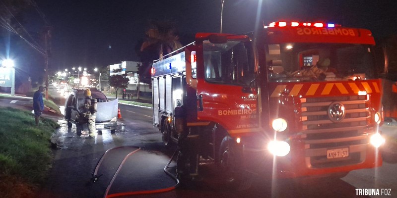 Bombeiros interveem em incêndio veicular na Av. das Cataratas
