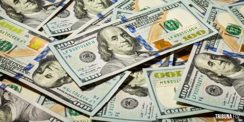 Dólar abaixo de R$ 5: o que explica a queda da moeda americana?