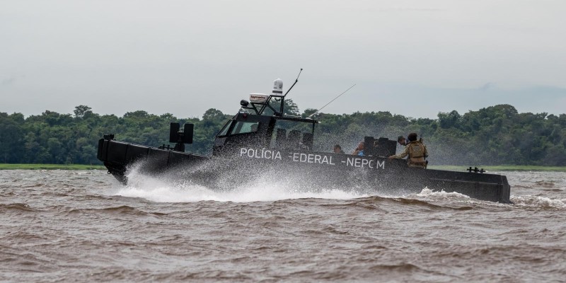 Polícia Federal recebe nova lancha blindada em Foz do Iguaçu