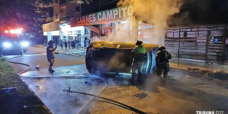 Carro capota e pega fogo em Ciudad Del Este no Paraguai