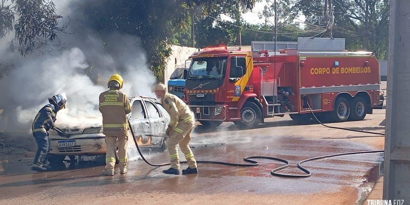 Carro é consumido pelo fogo no Bairro Porto Meira