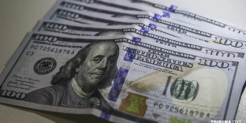 Dólar fecha abaixo de R$ 4,90 pela primeira vez em 28 meses
