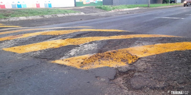 FOZTRANS: Fiscaliza os motorista e ignora as crateras
