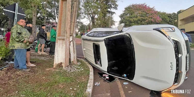 Acidente grave deixa veículo capotado em Presidente Franco