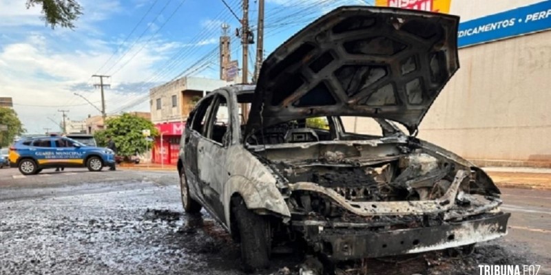Incêndio destrói veículo no centro de São Miguel do Iguaçu