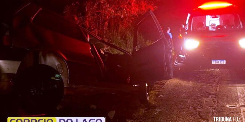 Carro fica destruído após capotamento em Santa Helena