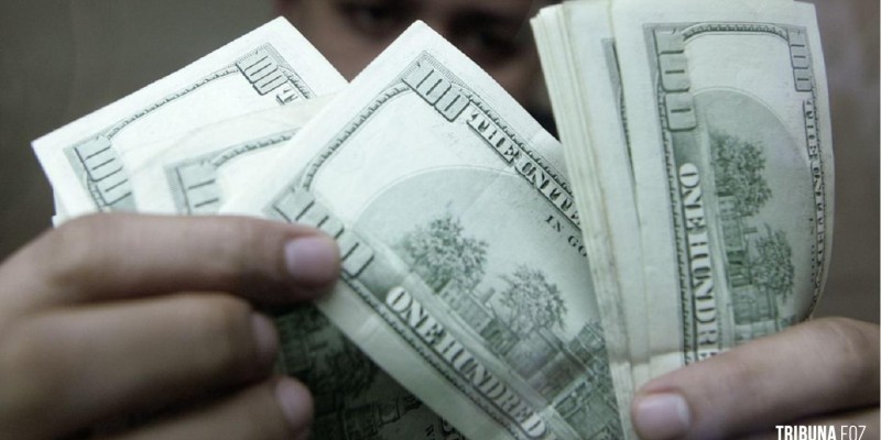 Dólar cai a R$ 4,98 e acumula perda de 4,44% na semana