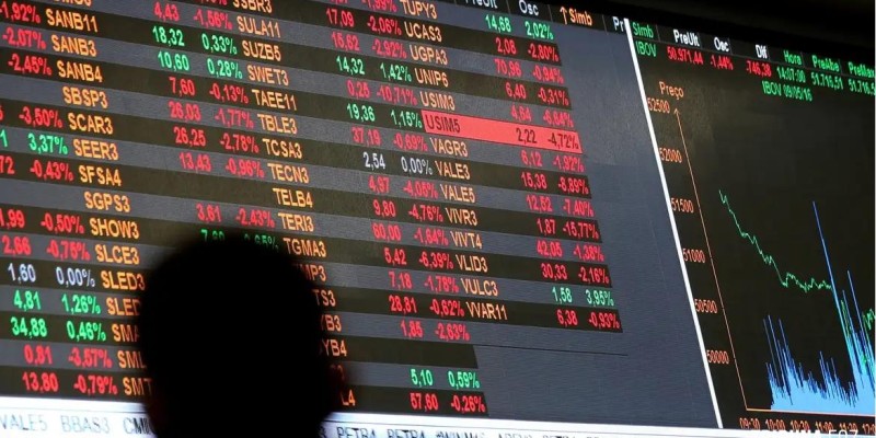 Dólar cai a R$ 5, e bolsa sobe quase 8% após primeiro turno