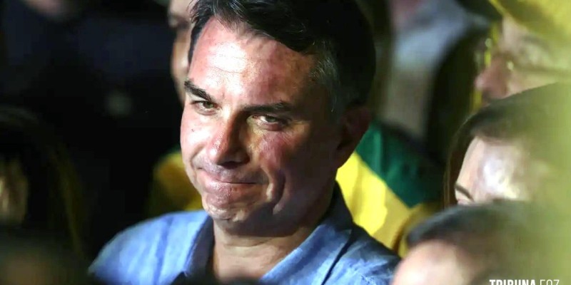 Fuga e carta golpista ampliam isolamento de Flávio Bolsonaro