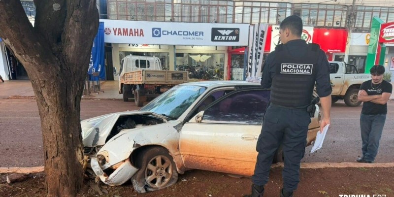 Motorista fica ferido após bater em árvore no Paraguai