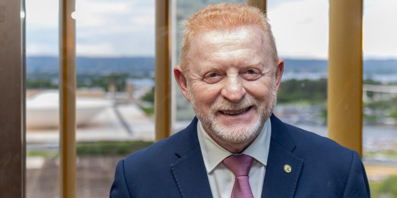 Vermelho é o deputado que mais investiu em saúde e educação 