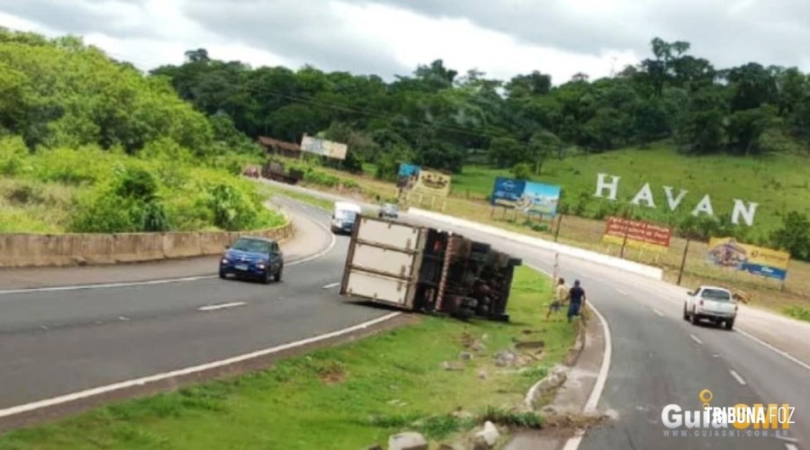 Caminhão tomba após colisão lateral na BR-277, entre Medianeira e Matelândia