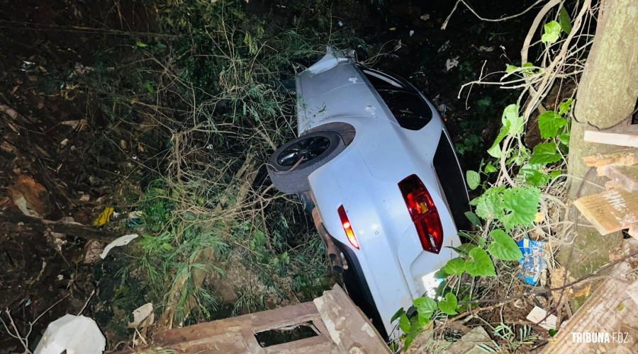 Carro desce ladeira e cai em ribanceira no Jardim Califórnia
