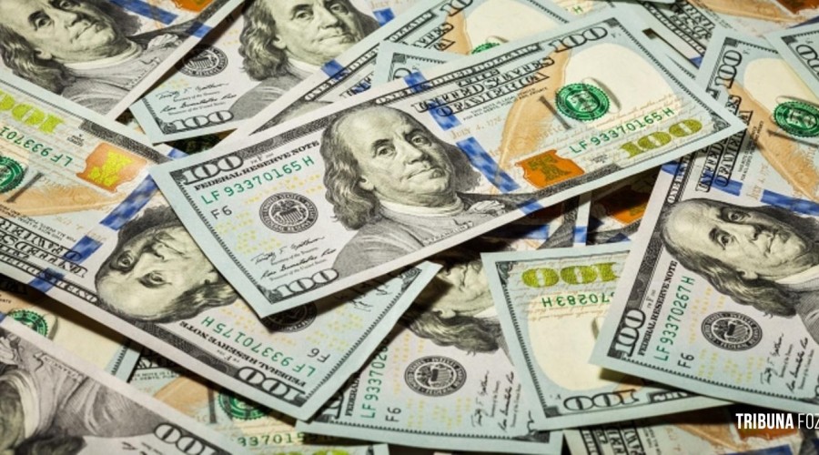 Dólar abaixo de R$ 5: o que explica a queda da moeda americana?