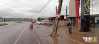 Condutor perde o controle e colidi em poste de energia em SMI