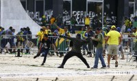 Manifestantes invadem Congresso, Planalto e STF