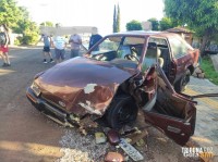 Homem é levado ao hospital após colisão entre carro e caminhão em Itaipulândia