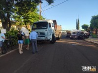 Homem é levado ao hospital após colisão entre carro e caminhão em Itaipulândia