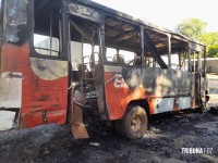 Micro-ônibus apreendido defronte a Comissária da Policia Nacional em Ciudad Del Este pega fogo