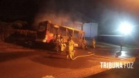 Micro-ônibus apreendido defronte a Comissária da Policia Nacional em Ciudad Del Este pega fogo