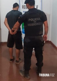 Policia cumpre mandado de prisão no centro de Puerto Iguazú